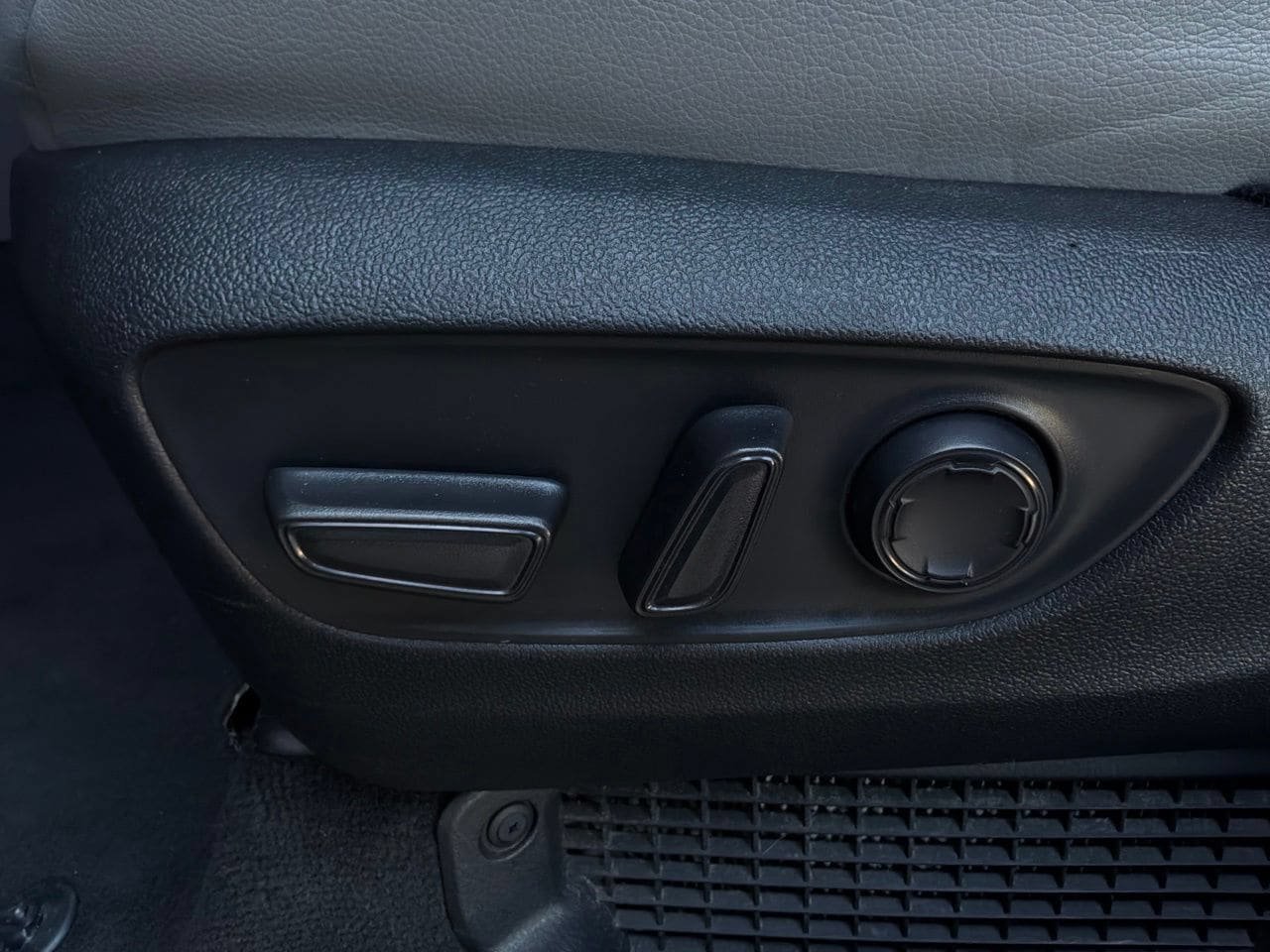 Used 2024 Toyota Sienna XLE FWD image 11