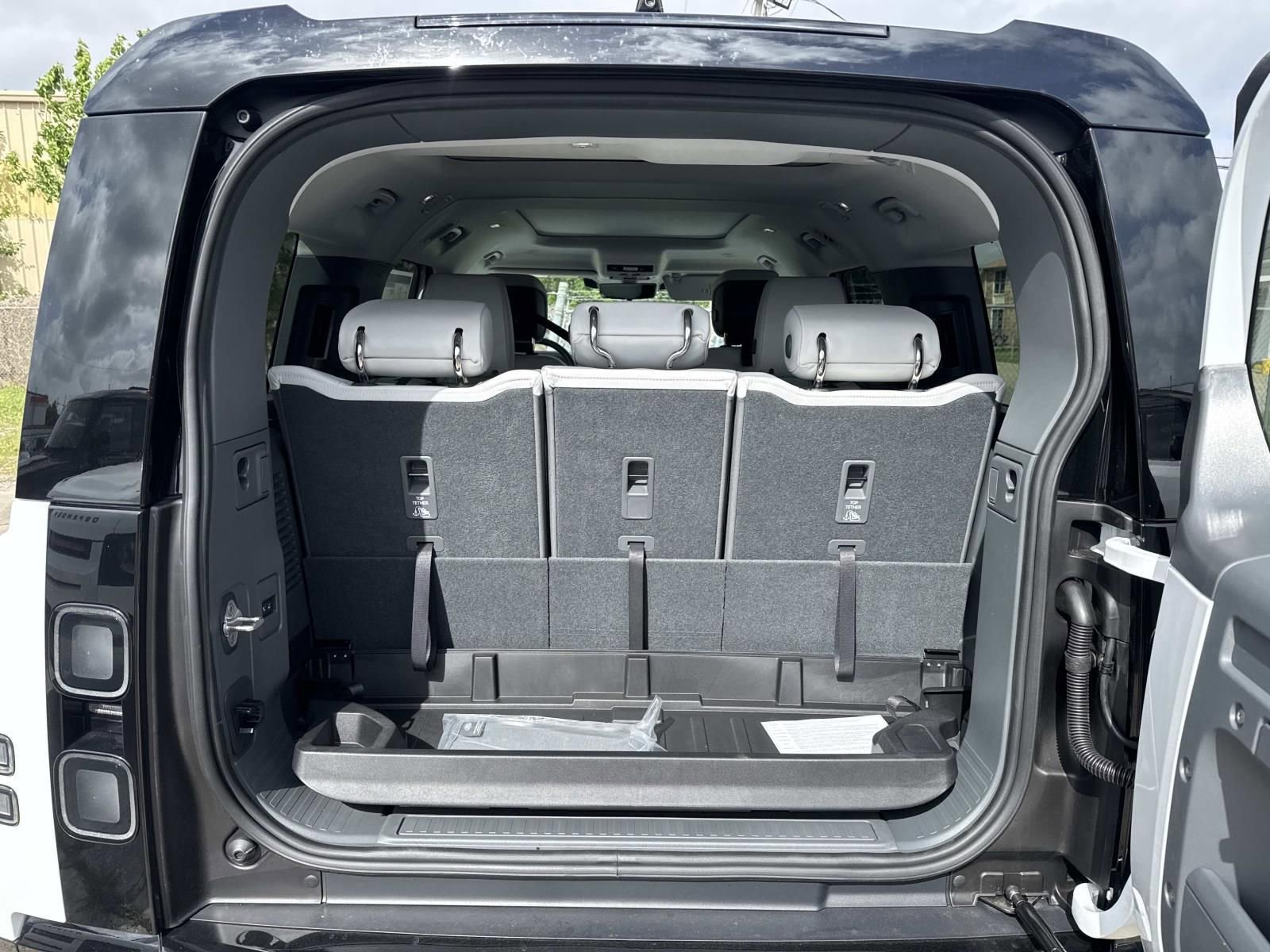 New 2026 Land Rover Defender 130 X-Dynamic SE image 7