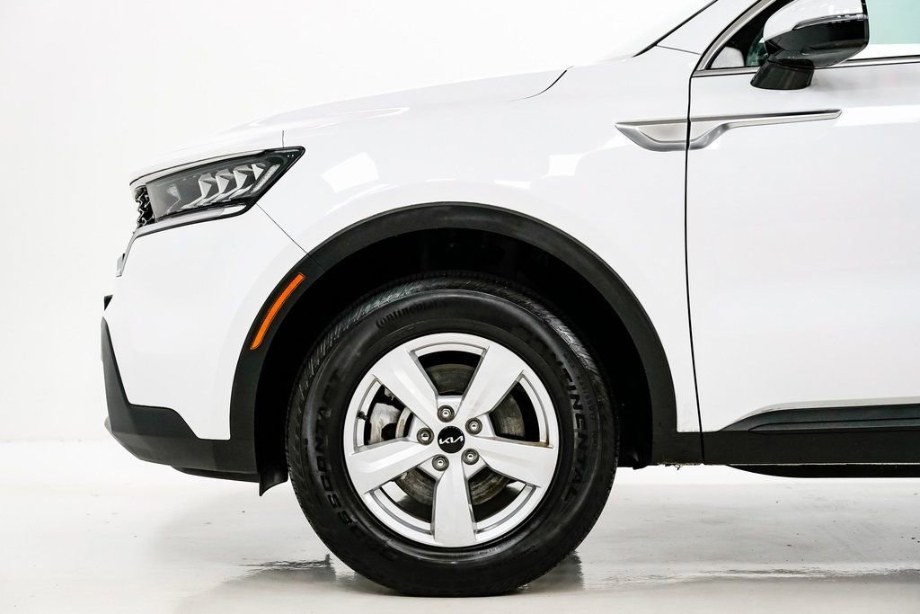Used 2023 Kia Sorento LX image 28