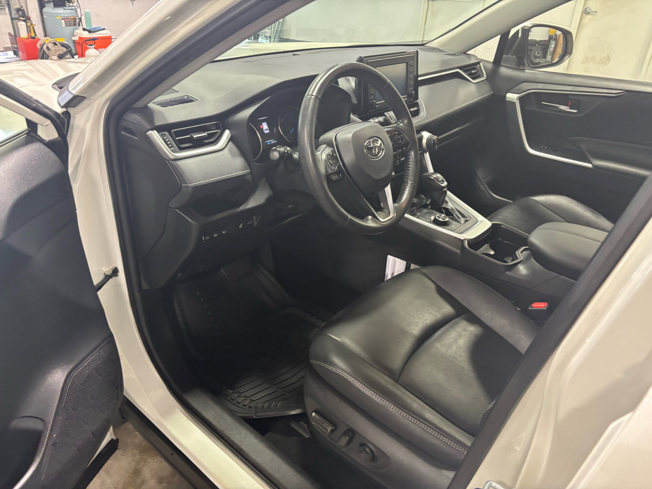 Used 2021 Toyota RAV4 XLE Premium image 21