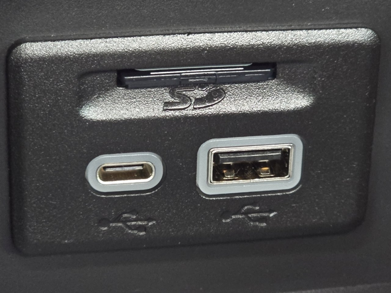 Used 2021 Buick Envision Essence w/ Technology Package I image 9