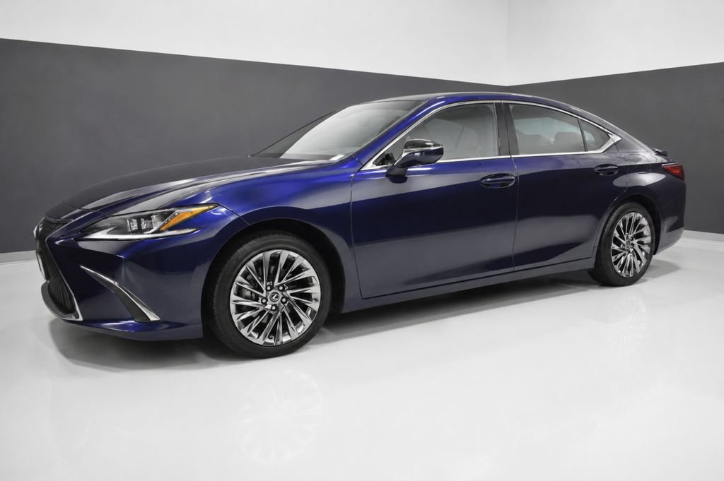 Used 2025 Lexus ES 300h w/ Luxury Package FWD image 2