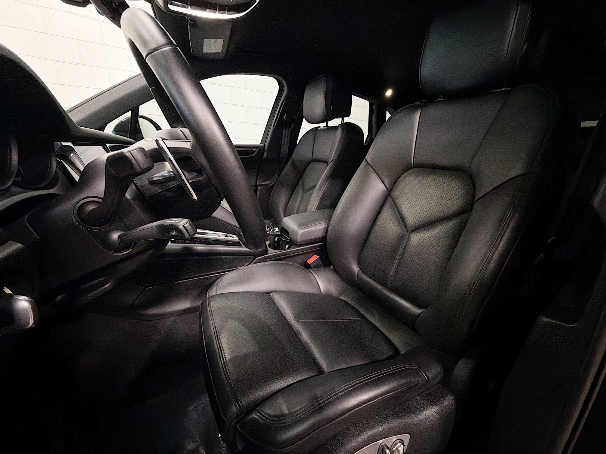 Certified 2022 Porsche Macan AWD/4WD image 5