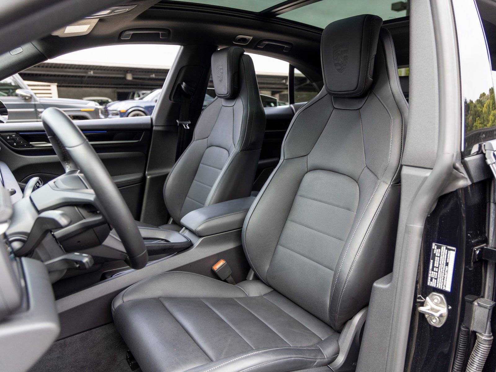 Certified 2025 Porsche Macan Electric image 5