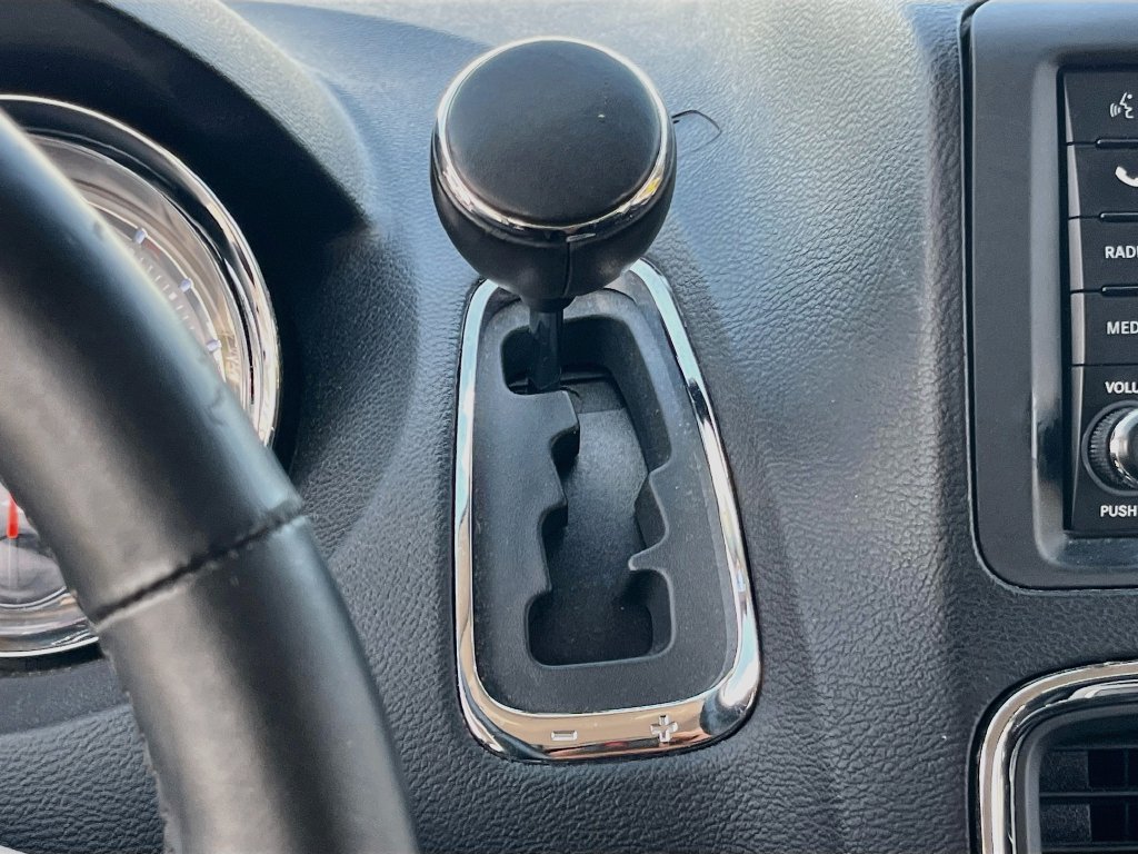 Used 2014 Chrysler Town & Country Touring-L FWD image 15