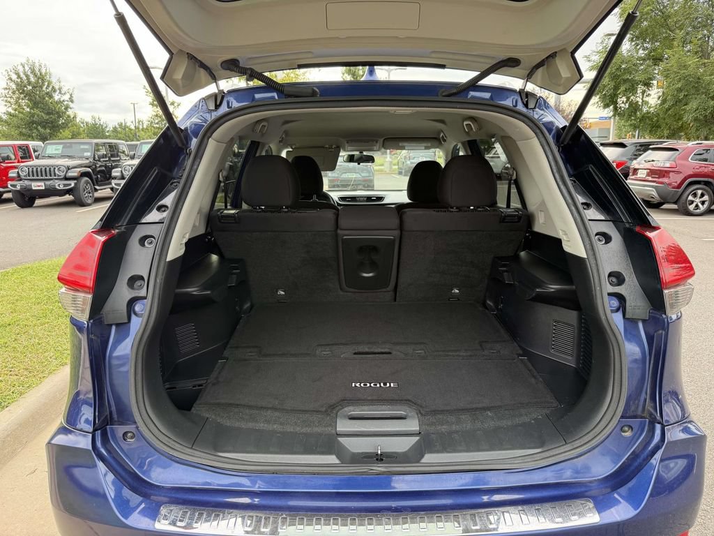 Used 2017 Nissan Rogue SV AWD/4WD image 33