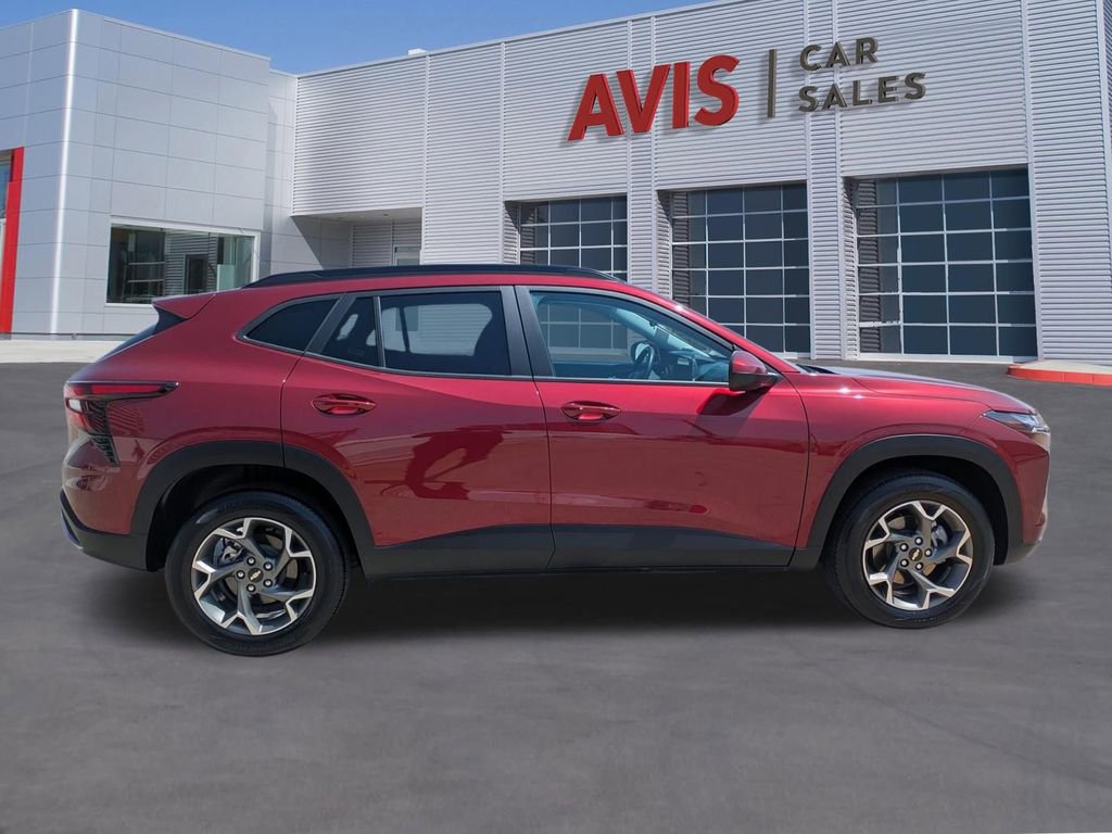 Used 2025 Chevrolet Trax LT w/ LT Convenience Package FWD image 2