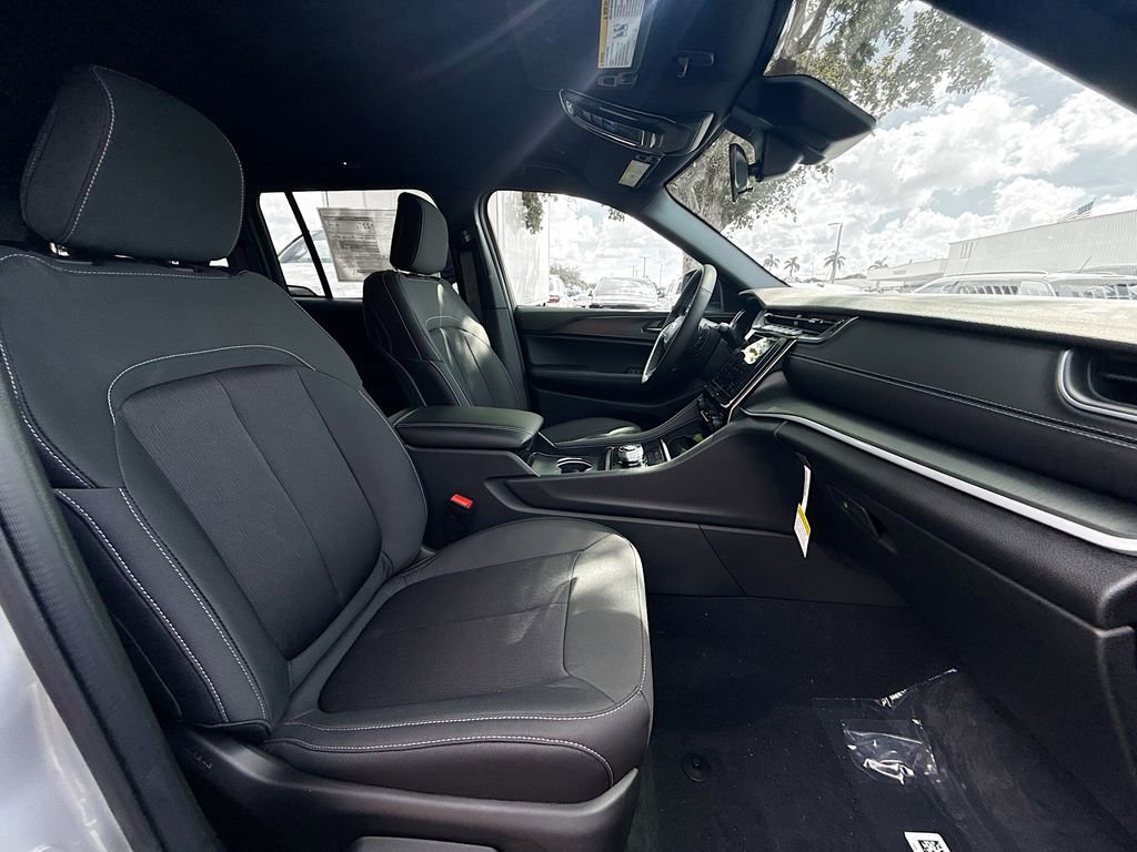 New 2025 Jeep Grand Cherokee Laredo w/ Luxury Tech Group I RWD image 29