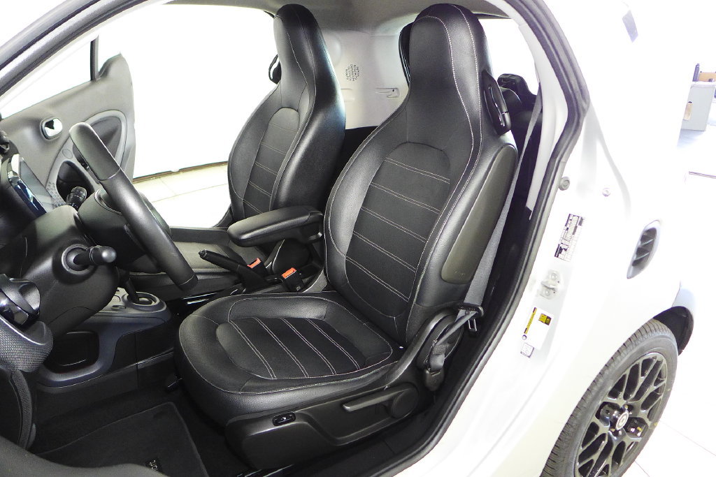 Used 2016 smart fortwo Proxy RWD image 22