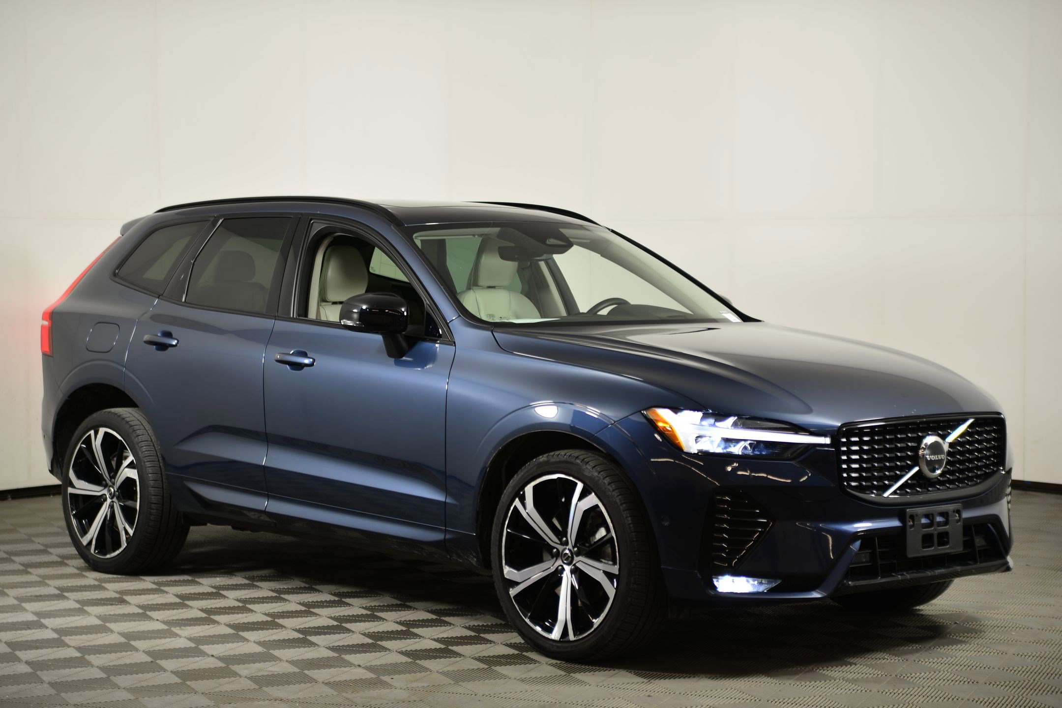 Used 2023 Volvo XC60 B5 Ultimate w/ Climate Package image 6