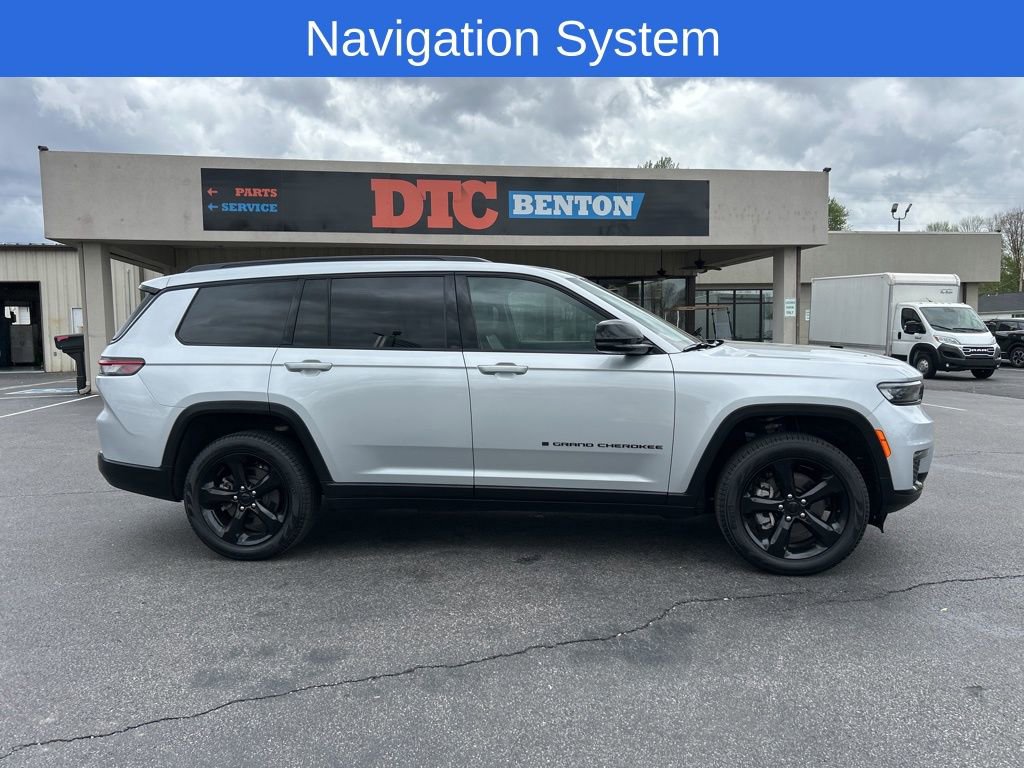 Used 2025 Jeep Grand Cherokee L Limited w/ Black Appearance Package AWD/4WD image 3