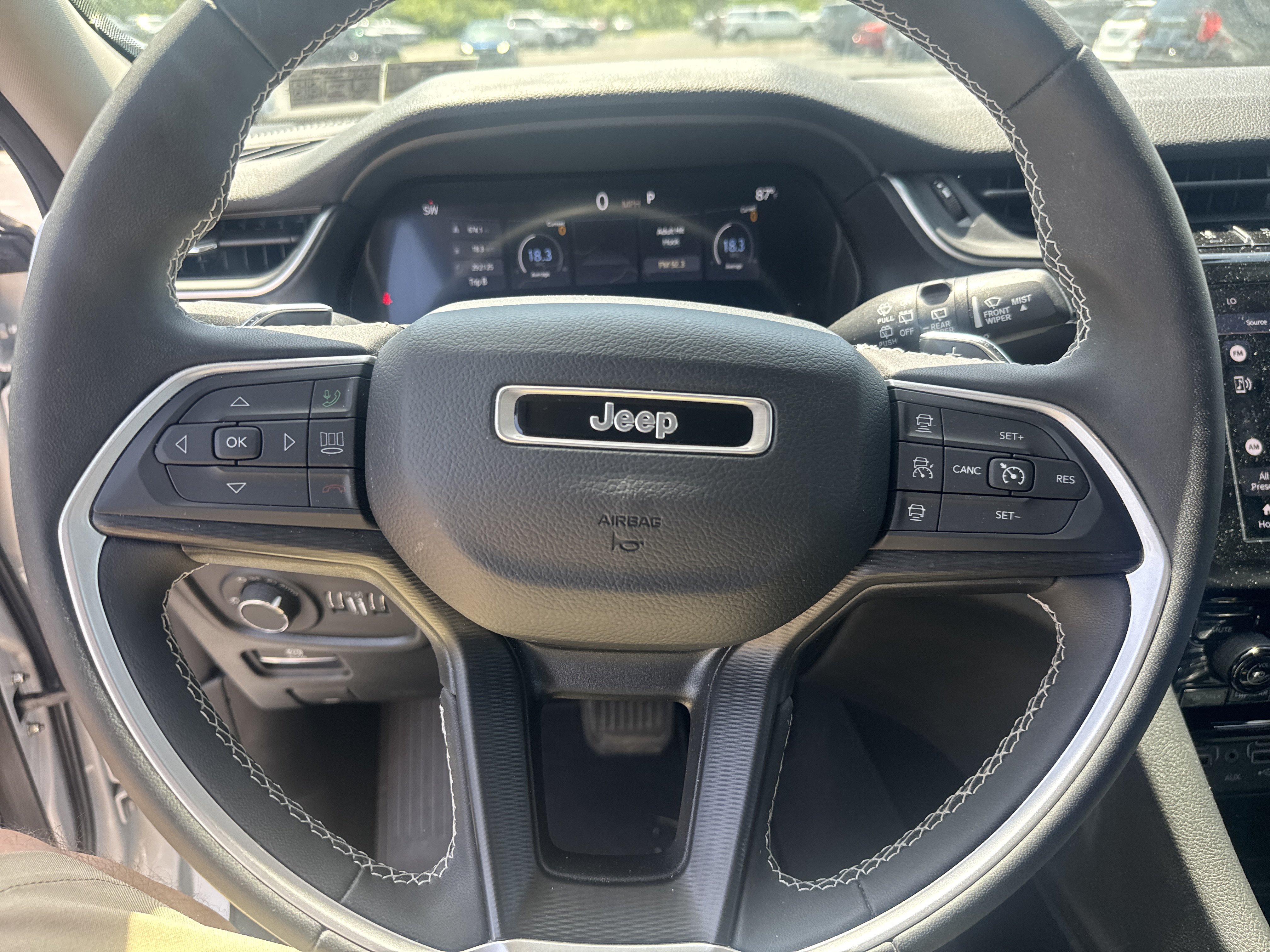 Used 2023 Jeep Grand Cherokee Laredo AWD/4WD image 17