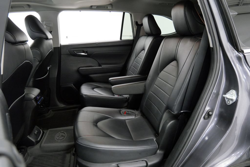 Used 2021 Toyota Highlander XLE AWD/4WD image 19