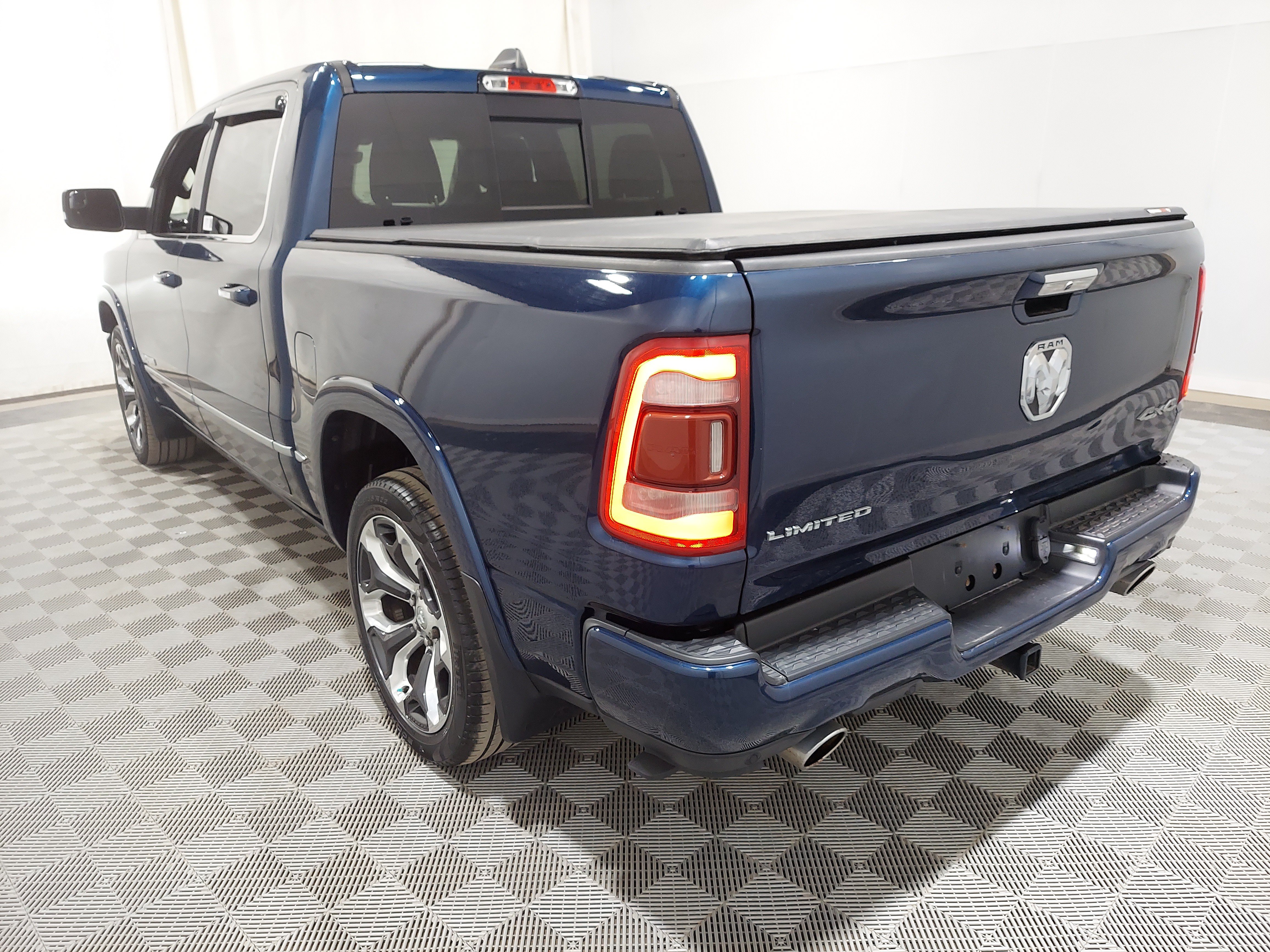 Used 2022 RAM 1500 Limited w/ Body-Colour Bumper Group AWD/4WD image 2