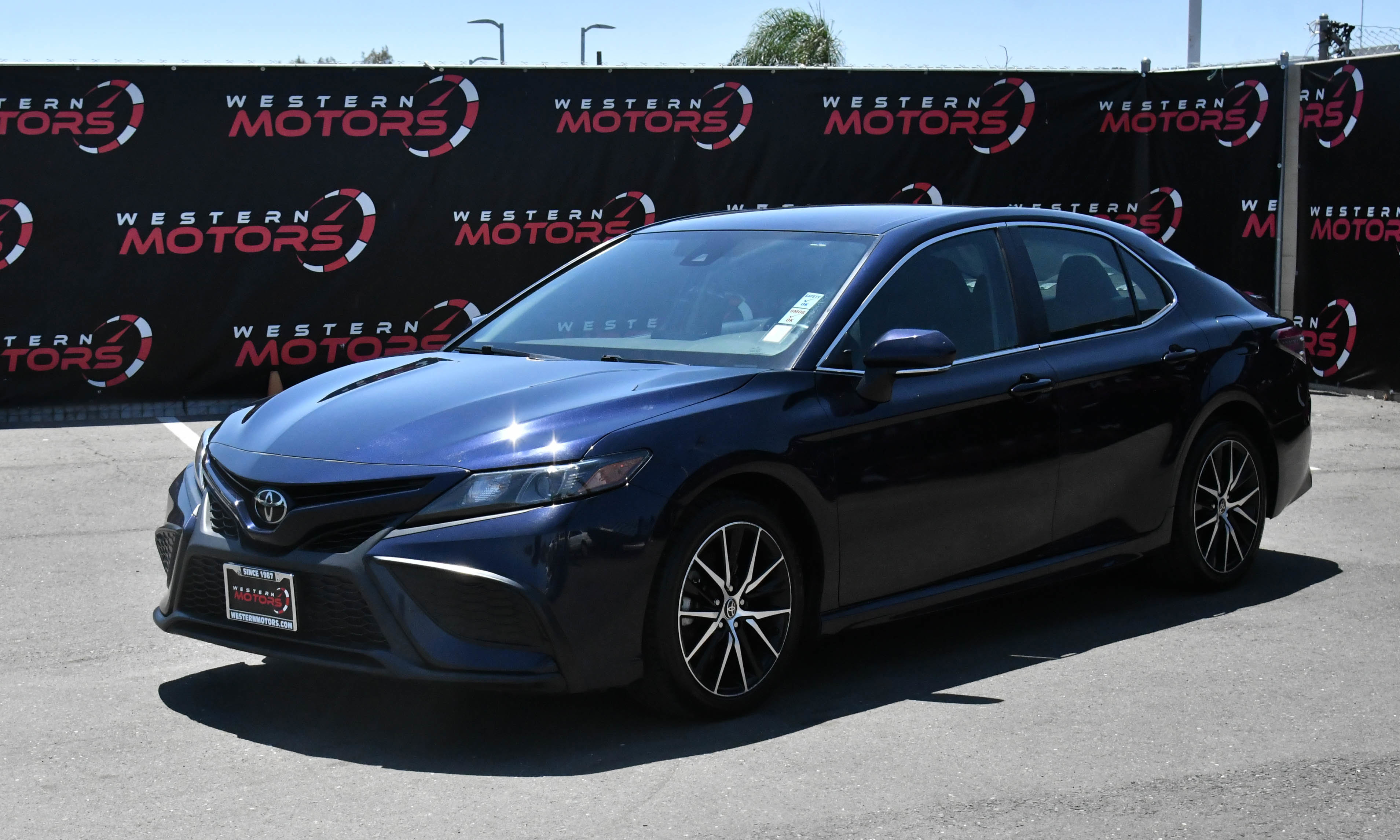 Used 2022 Toyota Camry SE FWD image 3