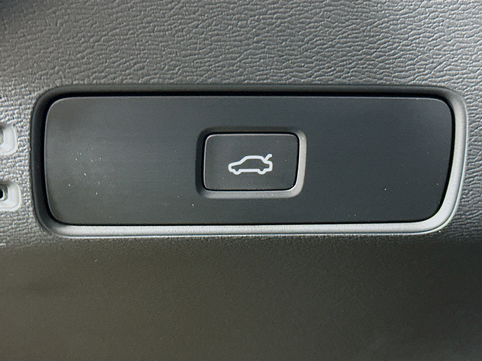 Used 2023 Volvo XC40 B5 Core w/ Protection Package Premier image 17