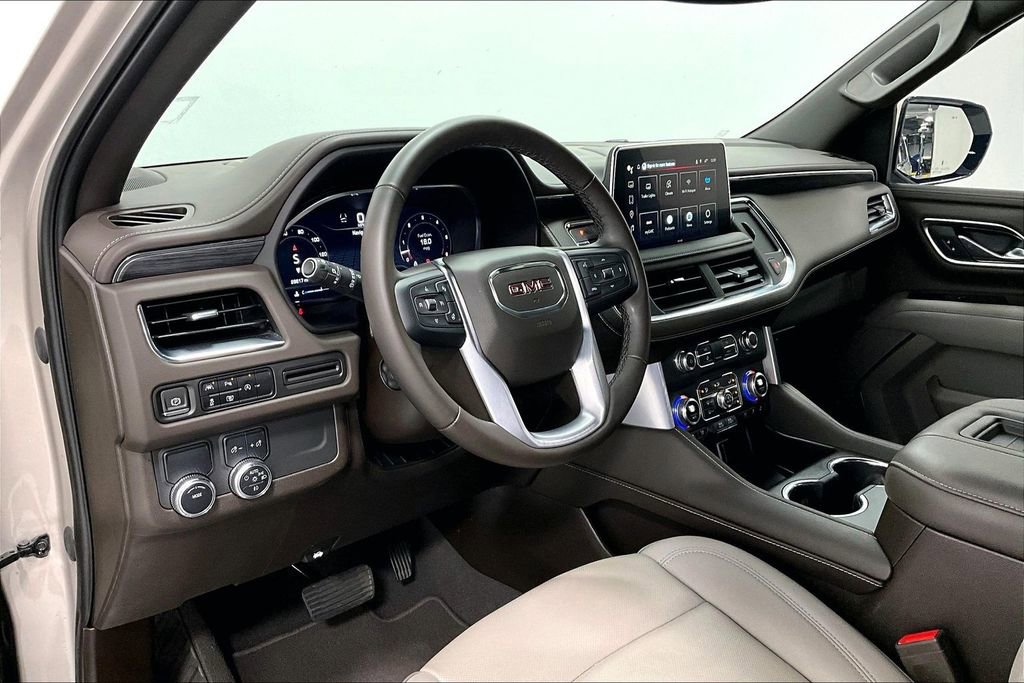 Used 2023 GMC Yukon SLT w/ SLT Luxury Package image 16