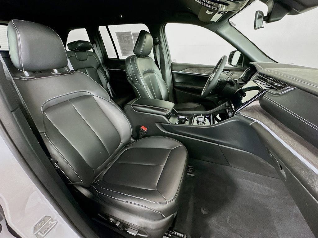 Certified 2025 Jeep Grand Cherokee Limited AWD/4WD image 39