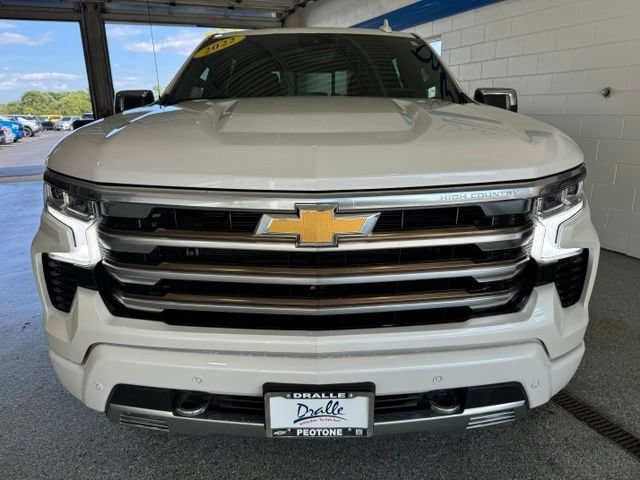 Used 2022 Chevrolet Silverado 1500 High Country w/ High Country Premium Package AWD/4WD image 3