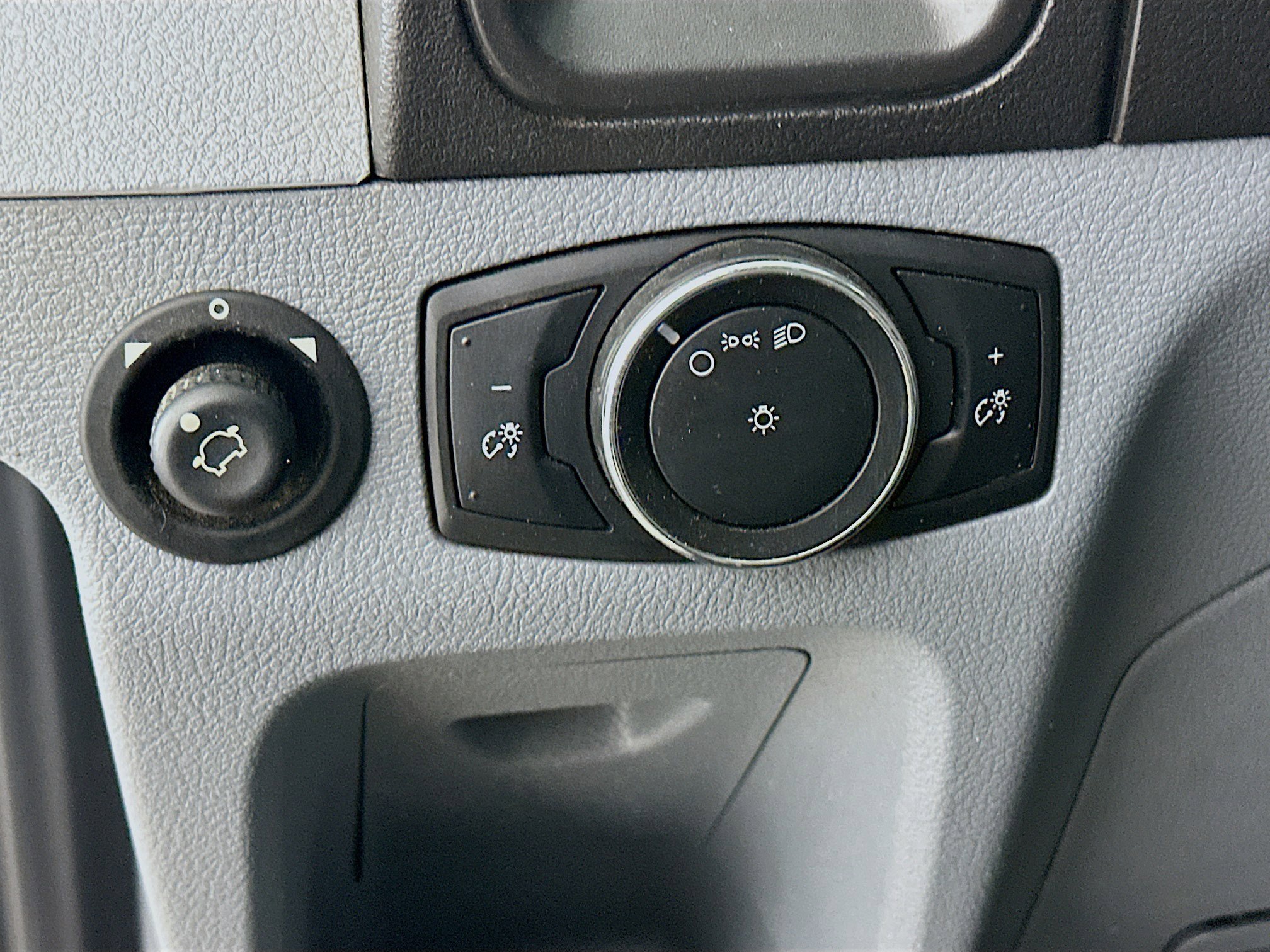 Used 2016 Ford Transit 150 130 Medium Roof image 17