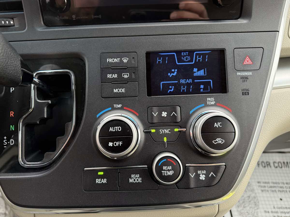 Used 2016 Toyota Sienna LE image 18