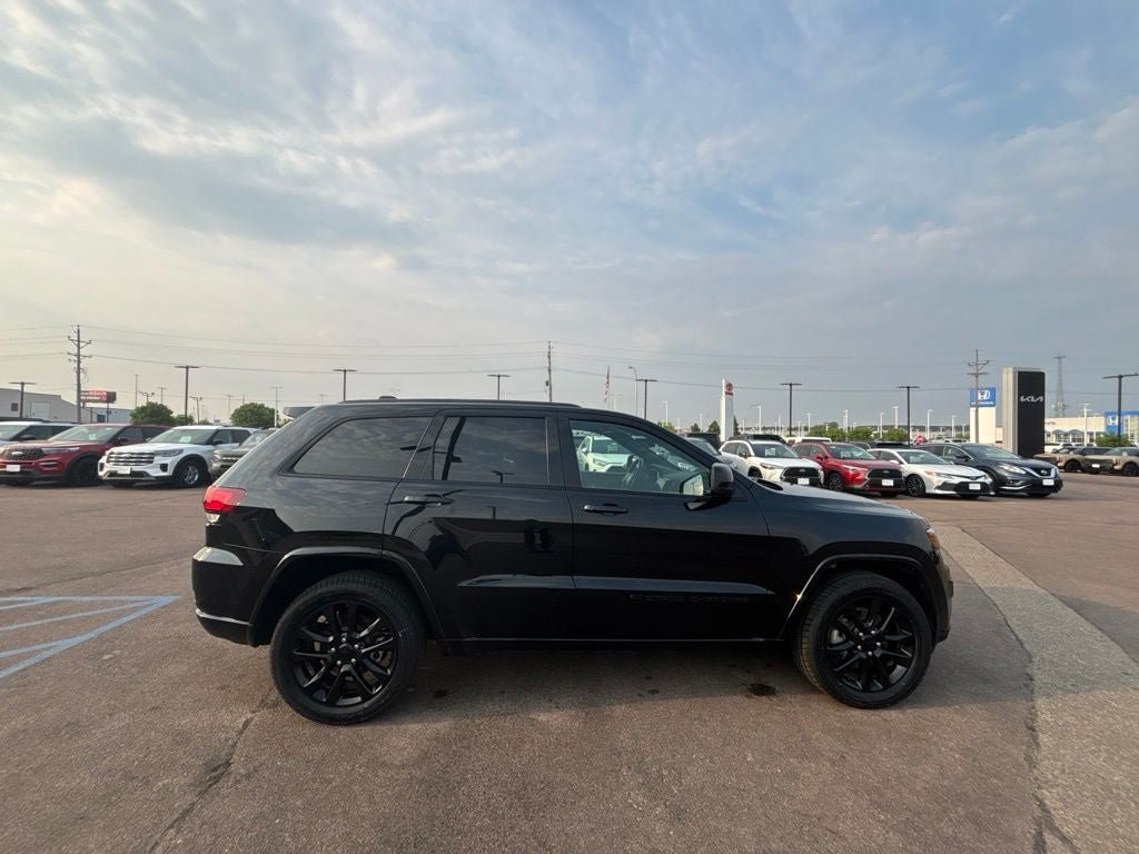 Used 2022 Jeep Grand Cherokee Laredo X AWD/4WD image 4