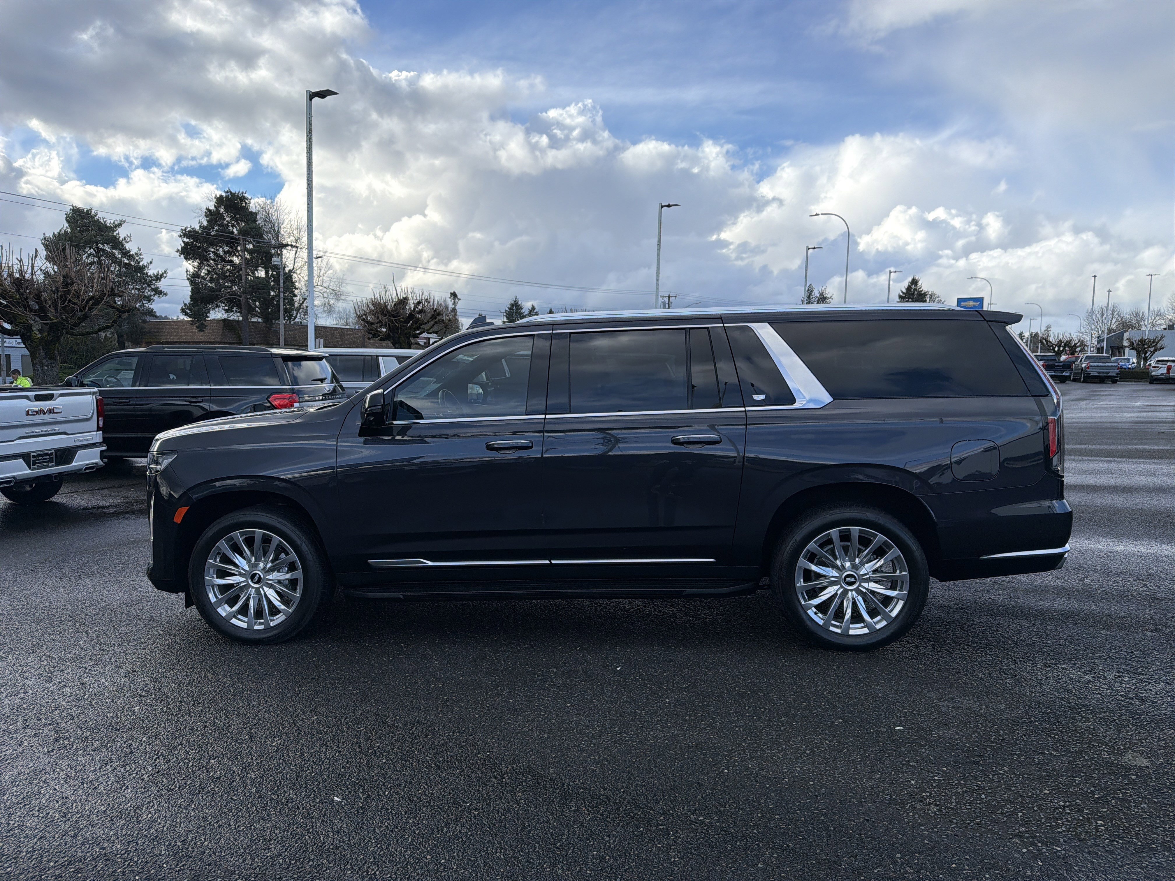 Used 2023 Cadillac Escalade ESV Premium Luxury w/ Performance Package image 2