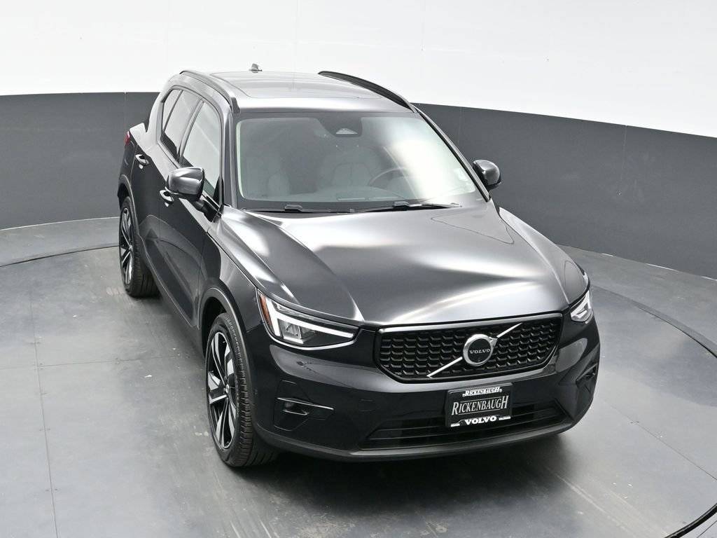 Used 2025 Volvo XC40 B5 Plus image 28