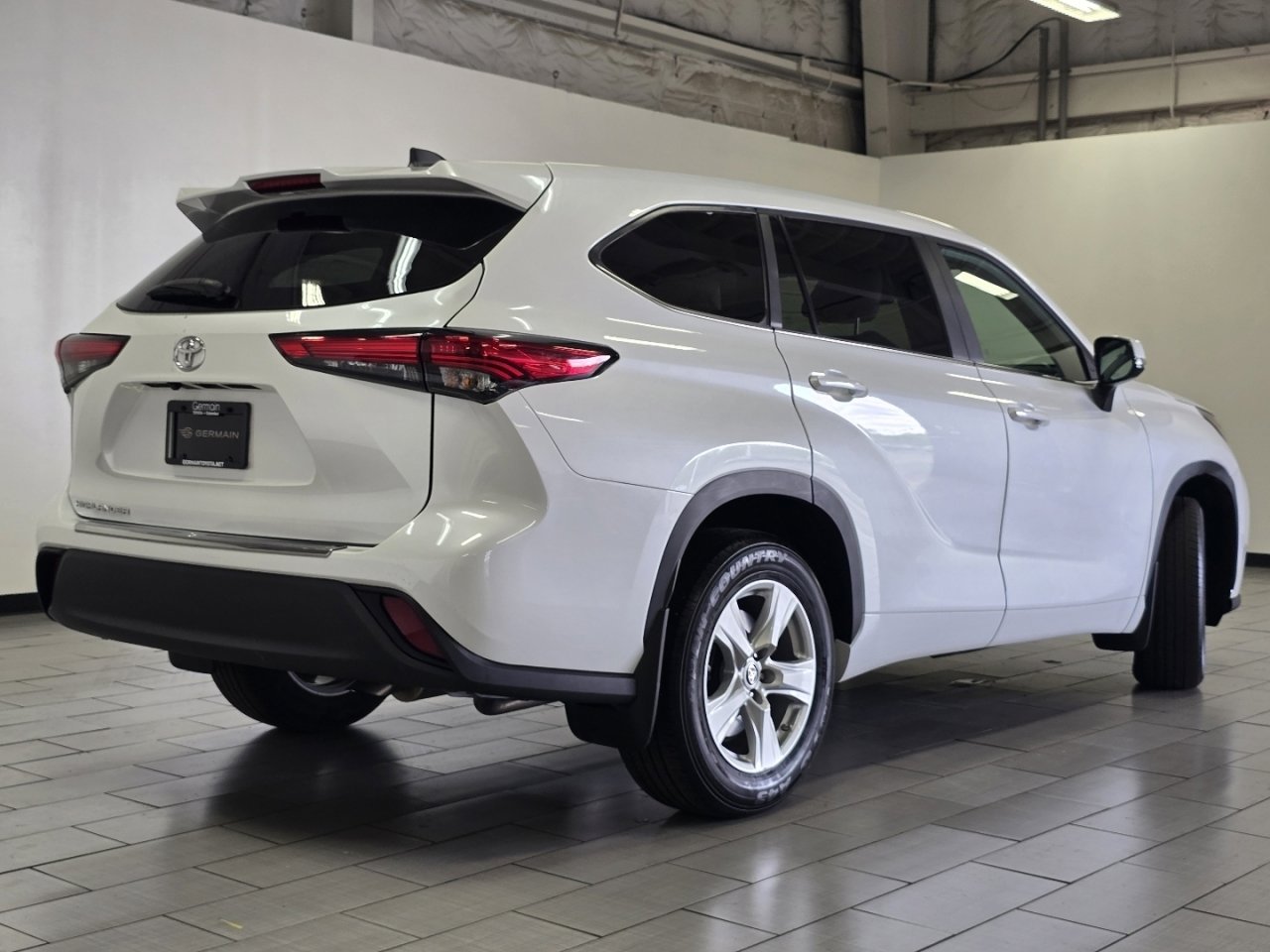 Used 2023 Toyota Highlander L FWD image 14
