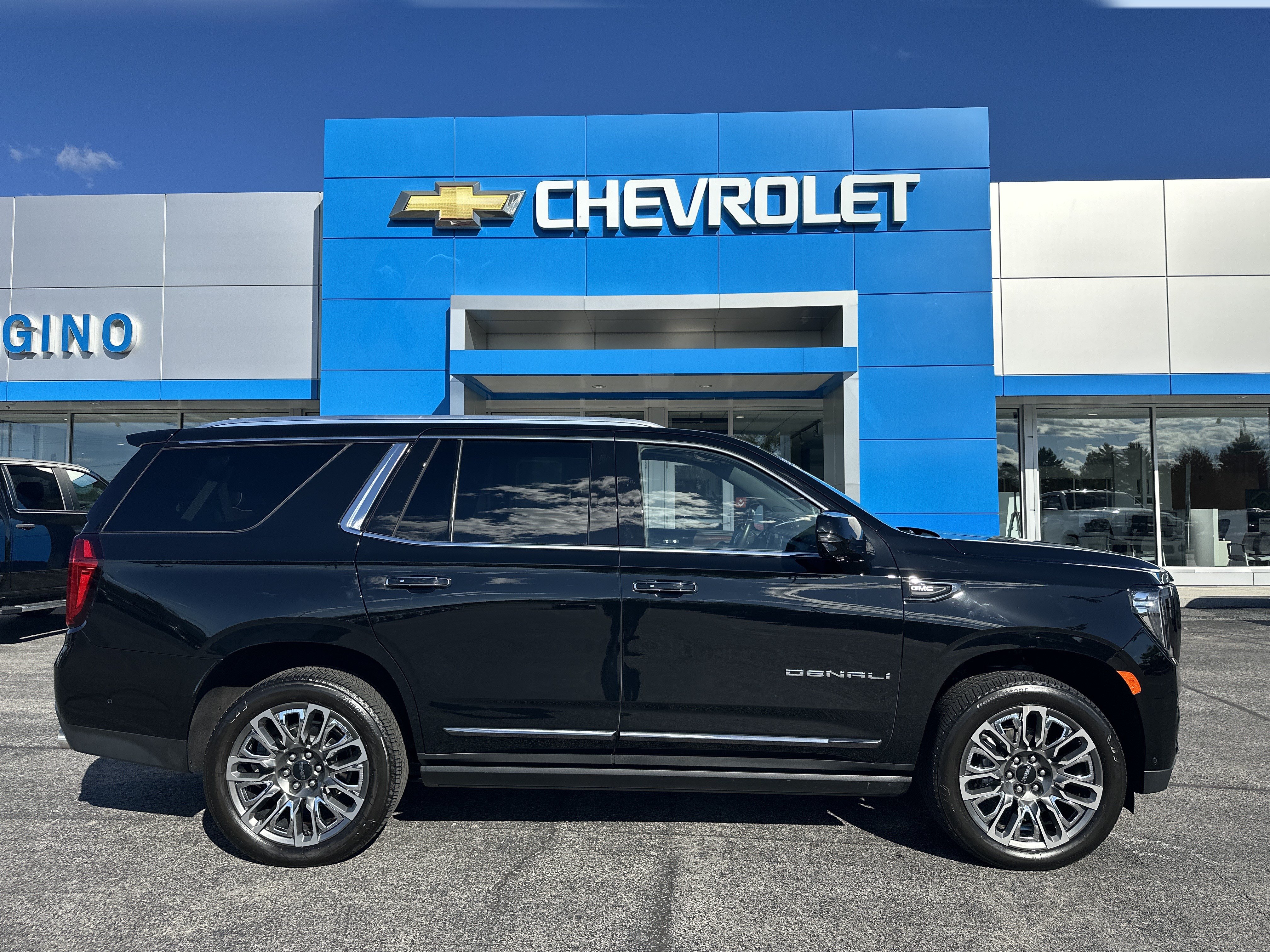 Certified 2023 GMC Yukon Denali Ultimate AWD/4WD image 1
