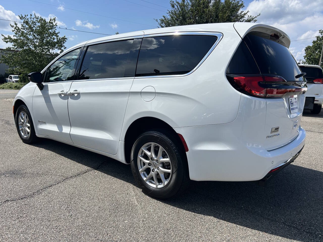 Used 2024 Chrysler Pacifica Touring FWD image 10