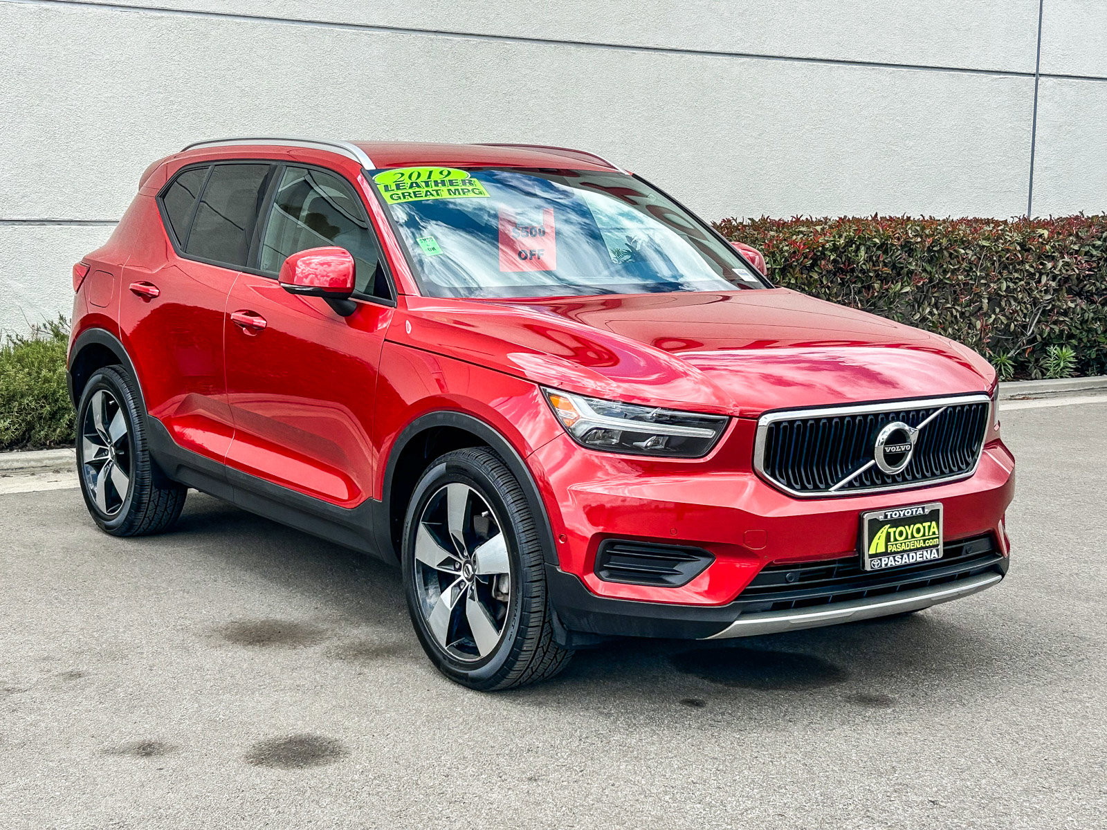 Used 2019 Volvo XC40 T4 Momentum FWD image 3