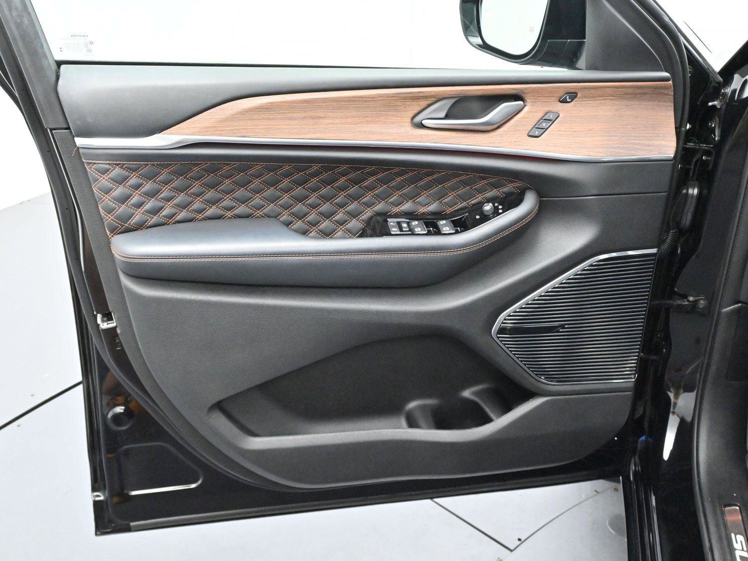 Used 2023 Jeep Grand Cherokee Summit w/ Adv Protech Group IV AWD/4WD image 12