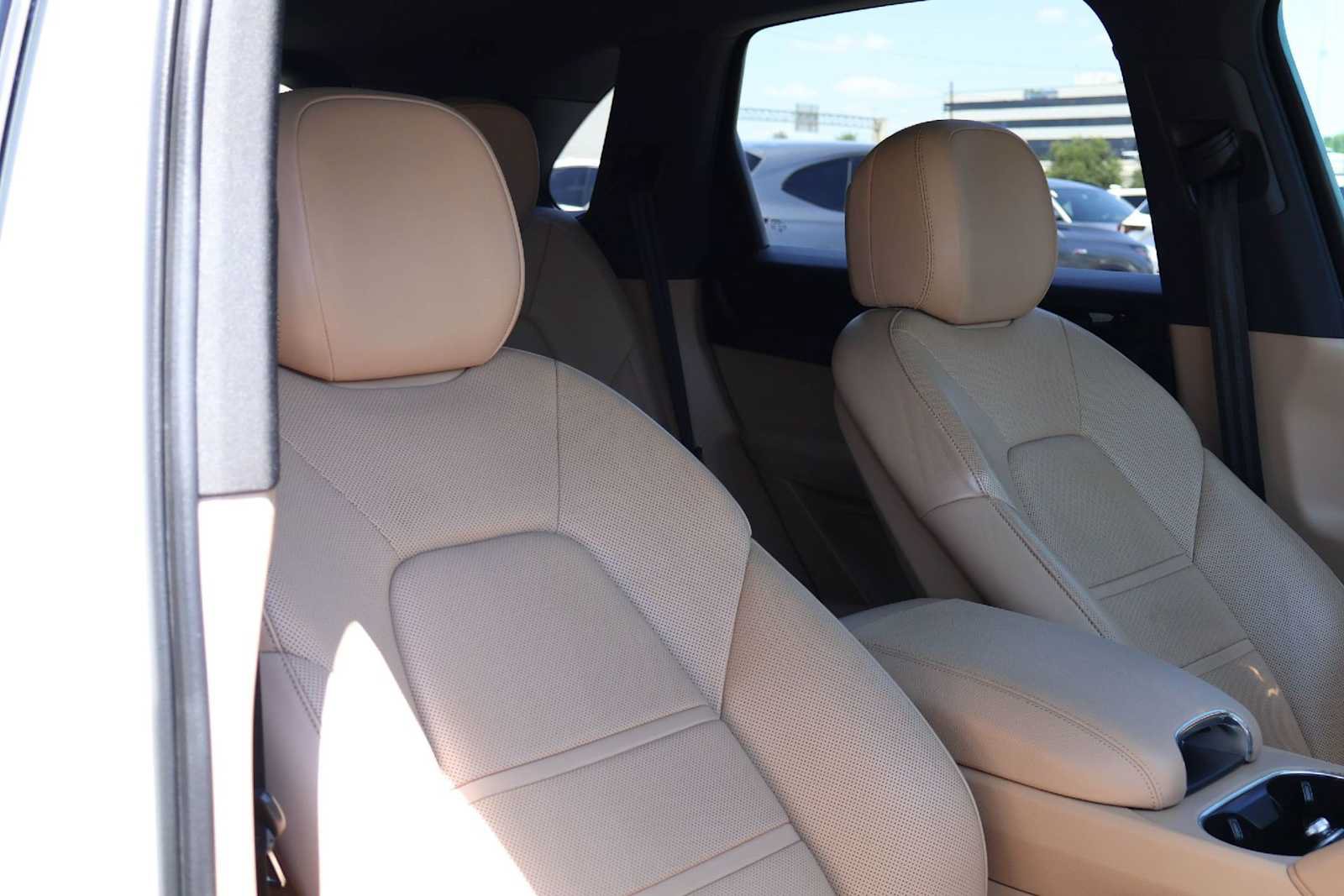 Used 2022 Porsche Cayenne AWD/4WD image 13