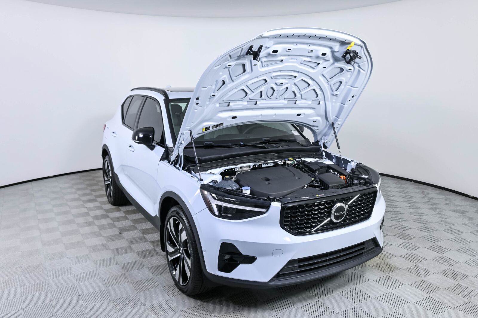 Certified 2024 Volvo XC40 B5 Plus w/ Protection Package Premier AWD/4WD image 32