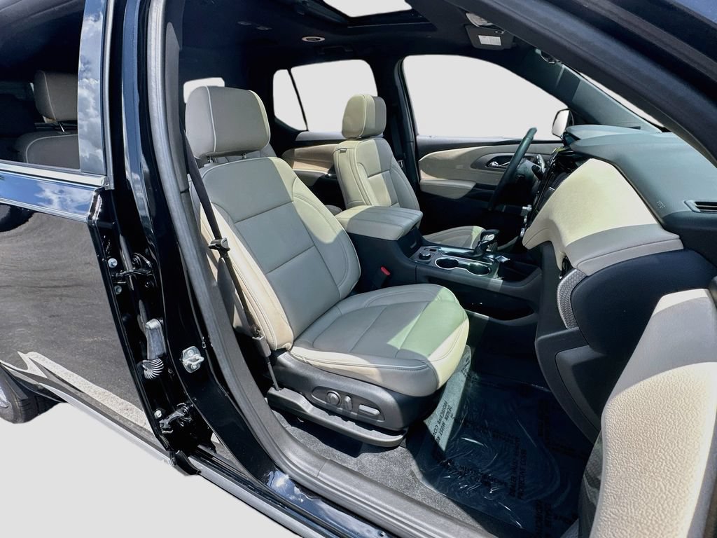 Used 2023 Chevrolet Traverse Premier FWD image 31