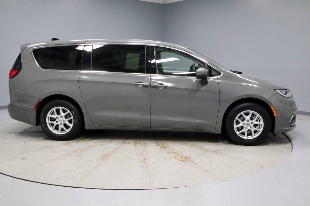 Used 2023 Chrysler Pacifica Touring-L FWD image 11