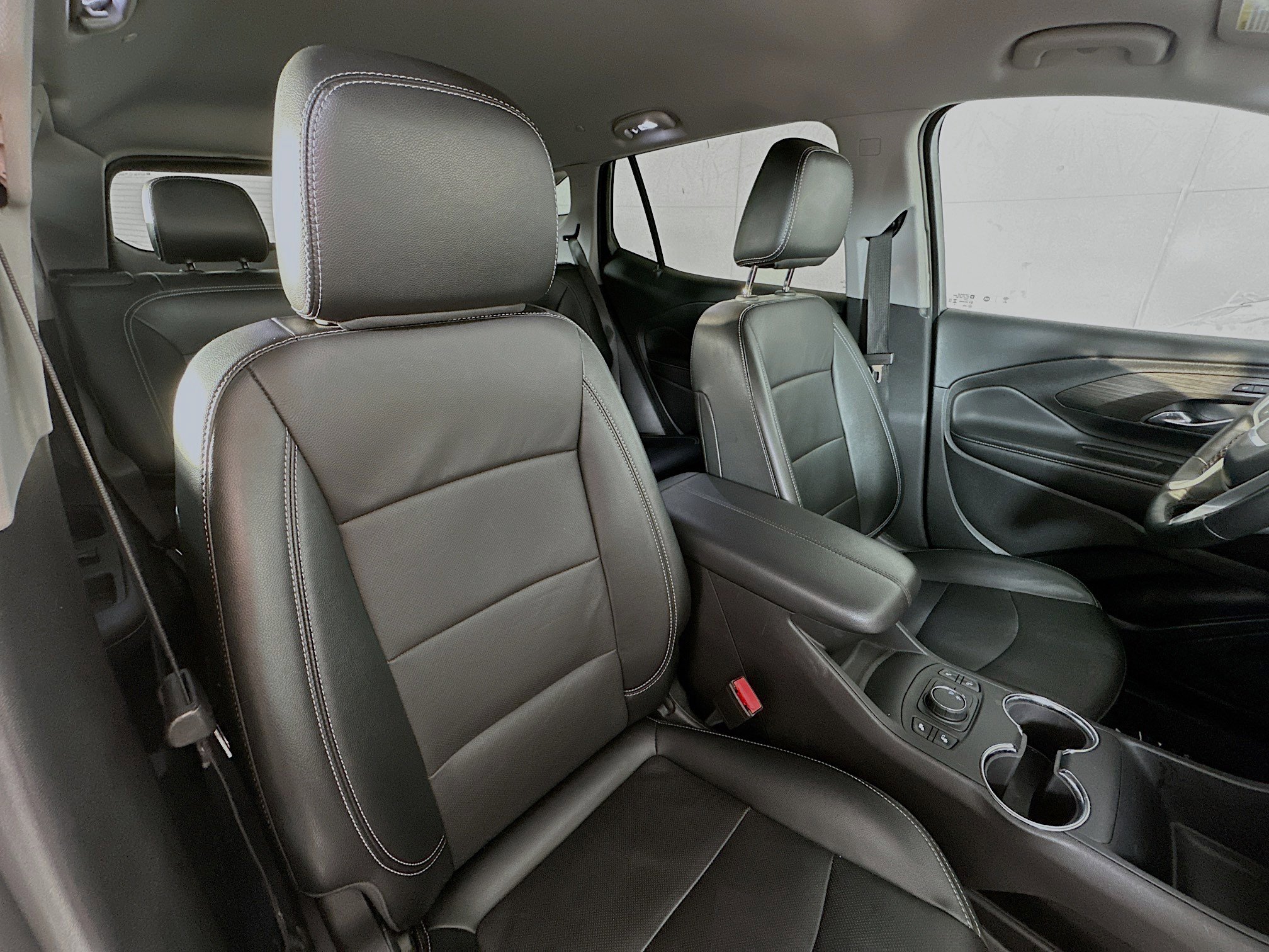 Used 2024 GMC Terrain SLT image 25