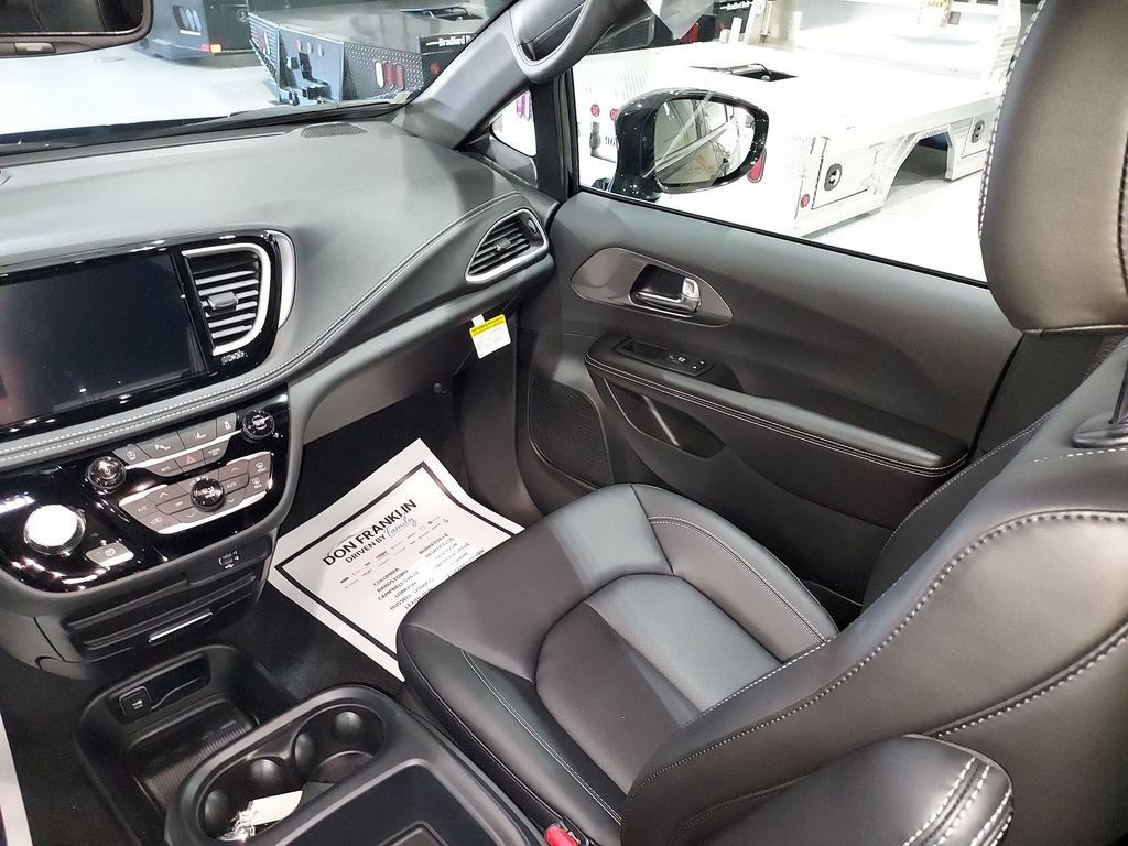 New 2026 Chrysler Pacifica Select image 11