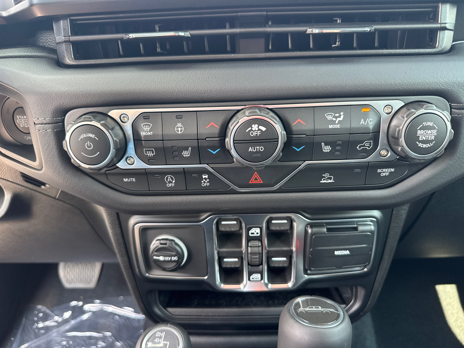 New 2026 Jeep Gladiator Sport AWD/4WD image 13
