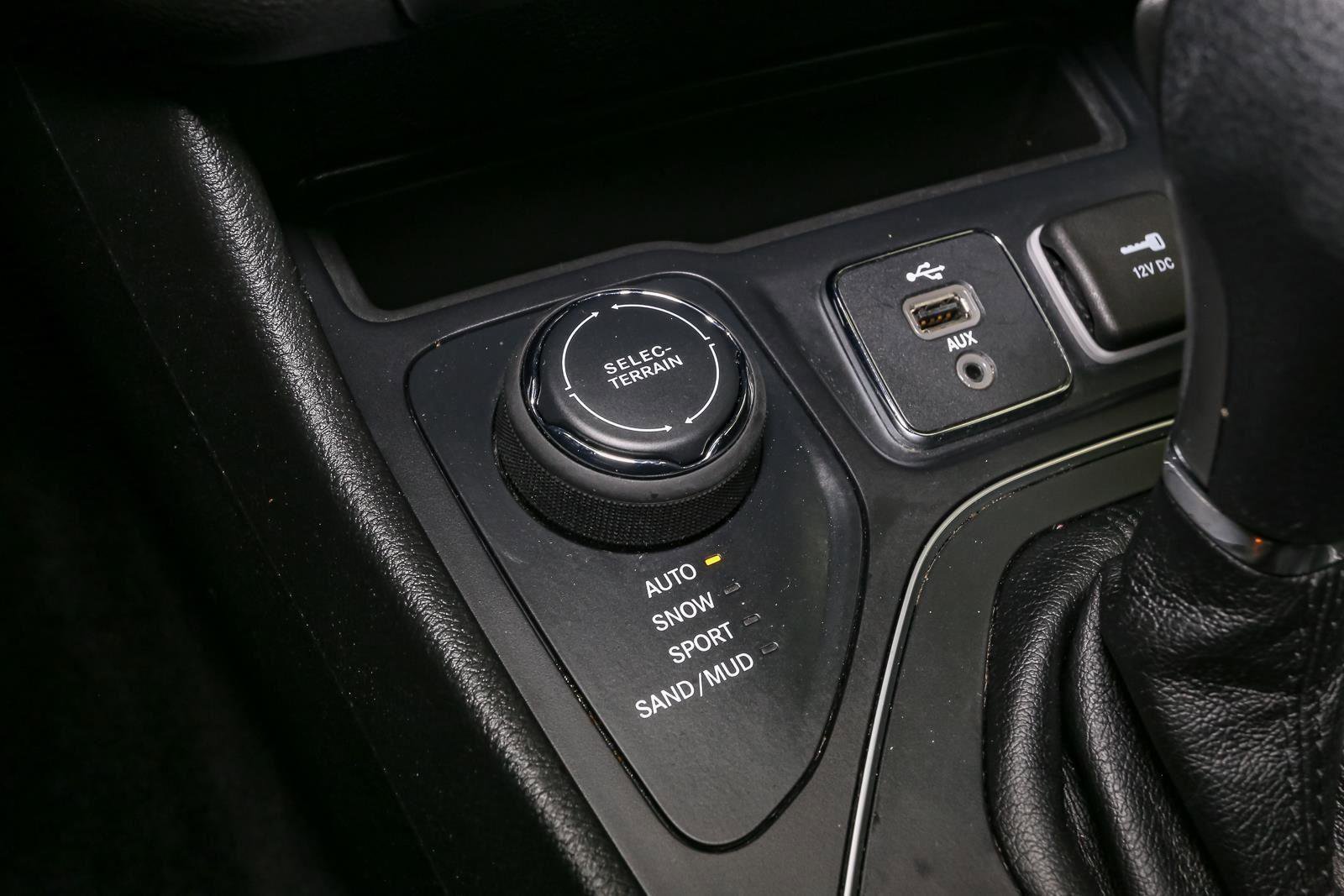 Used 2019 Jeep Cherokee Latitude w/ Popular Appearance Group AWD/4WD image 32