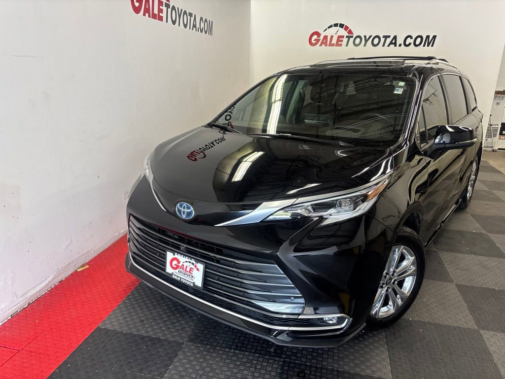 Used 2022 Toyota Sienna Platinum AWD/4WD image 3