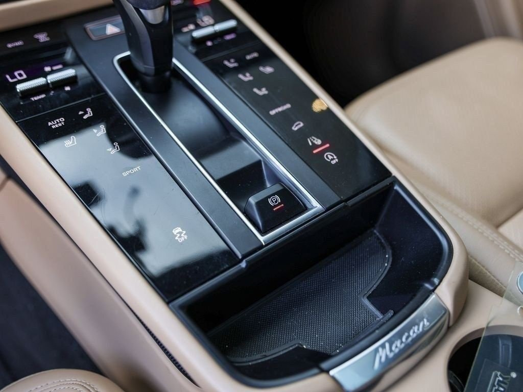 Certified 2023 Porsche Macan AWD/4WD image 28