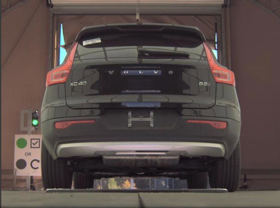 Used 2025 Volvo XC40 B5 Core image 15