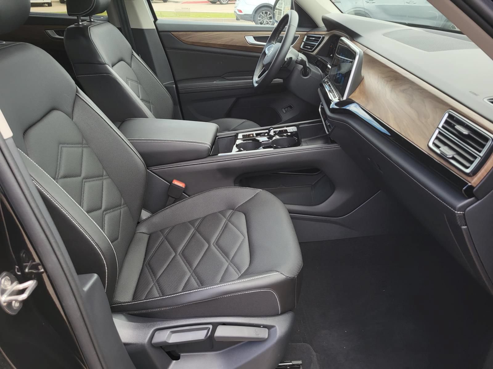 Used 2024 Volkswagen Atlas SE FWD image 14