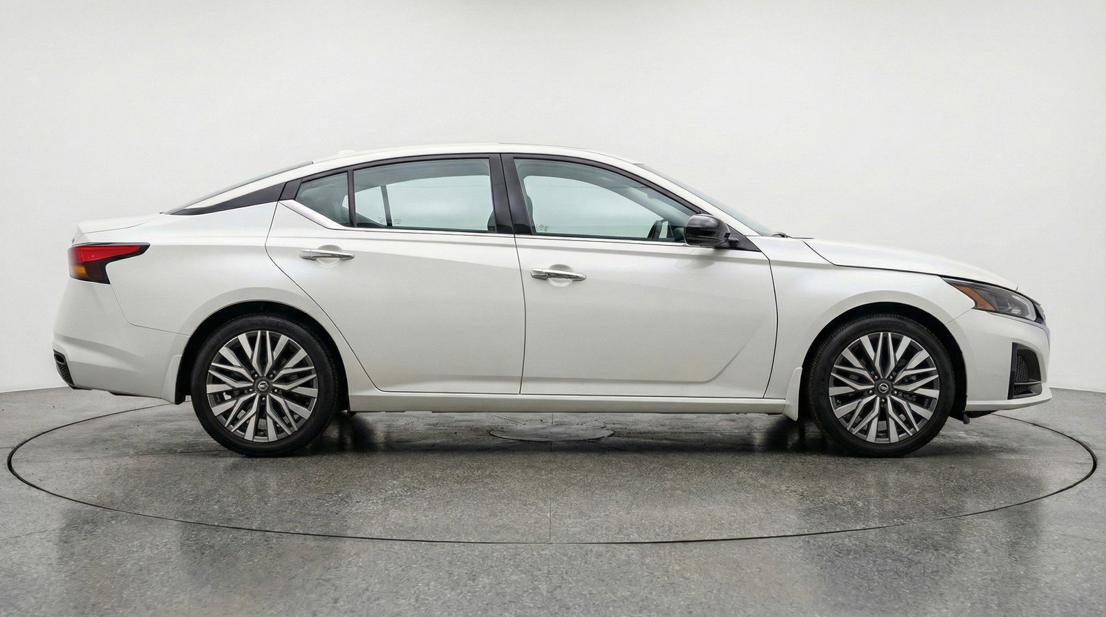 Used 2025 Nissan Altima 2.5 SV image 11