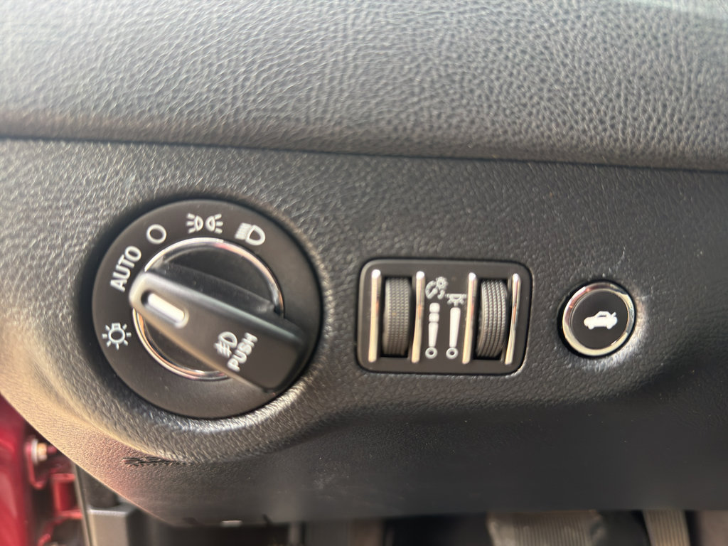 Used 2018 Chrysler 300 Limited RWD image 27