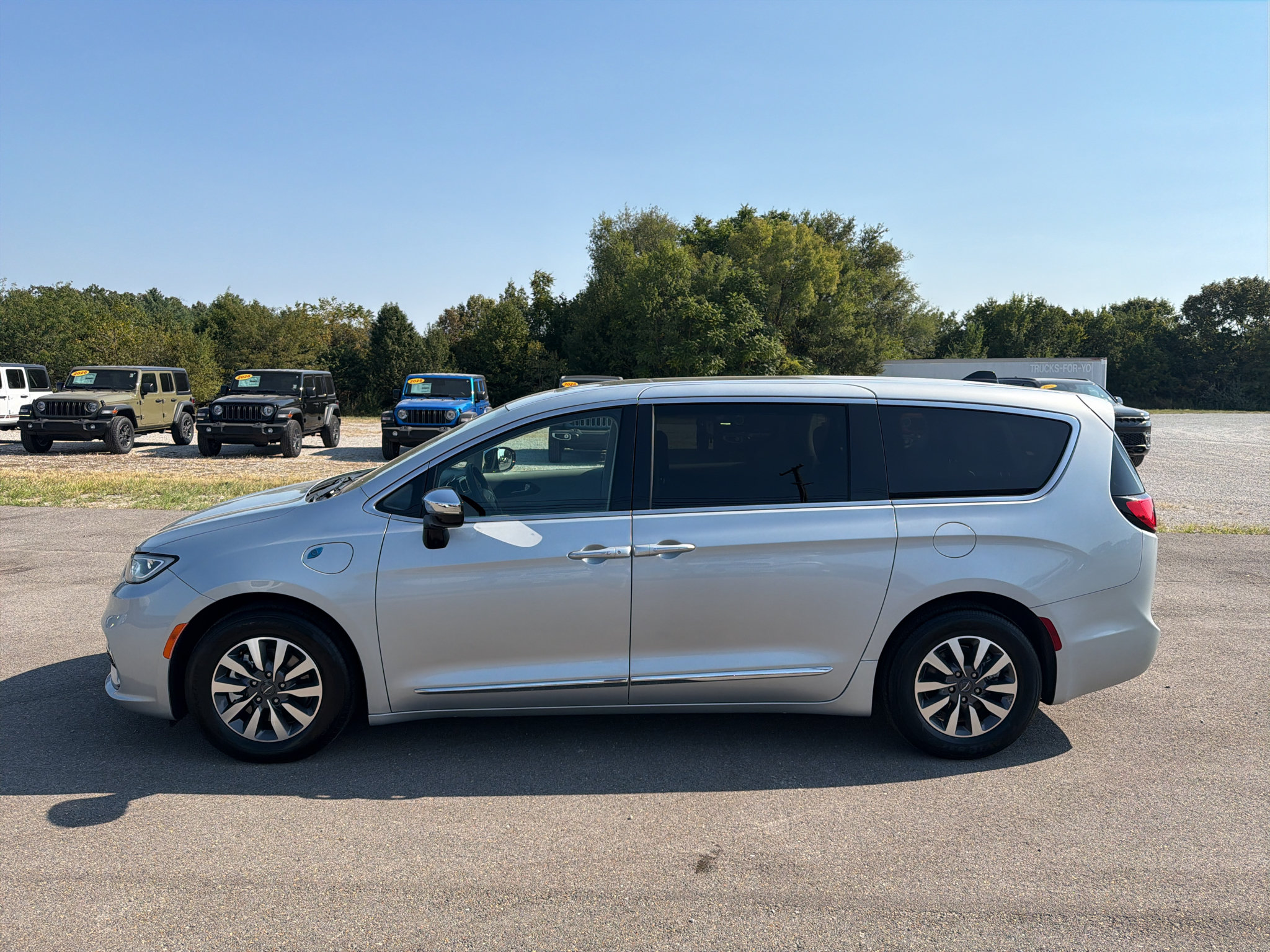 Used 2023 Chrysler Pacifica Limited FWD image 2