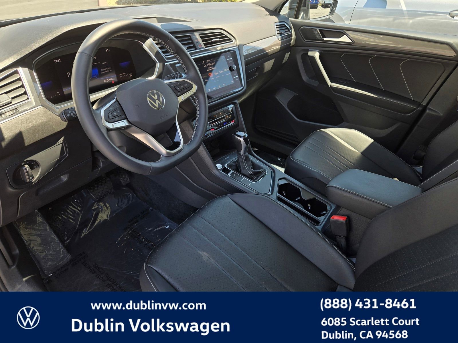 Used 2023 Volkswagen Tiguan SE w/ Panoramic Sunroof Package FWD image 9