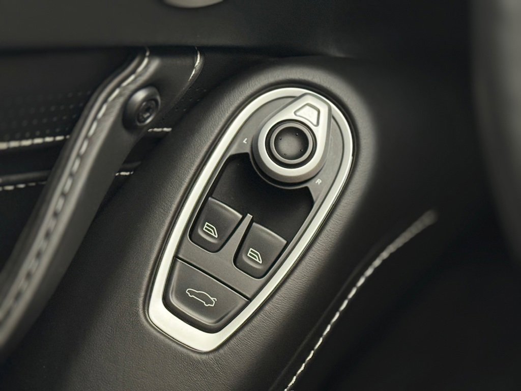 Used 2021 Aston Martin V8 Vantage Coupe image 20